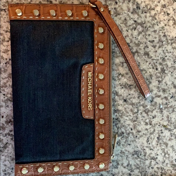 Michael Kors Handbags - Michael Kors Wristlet